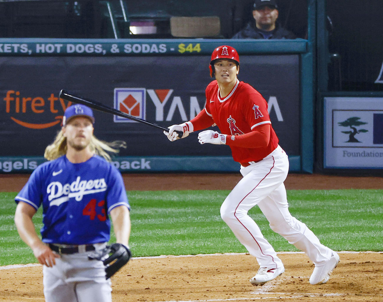 ドジャース戦の5回、左前打を放つエンゼルス・大谷。投手シンダーガード＝アナハイム（共同）