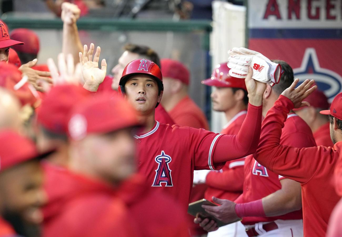 ドジャース戦の3回、ドゥルーリーの適時打で生還しベンチでタッチを交わすエンゼルス・大谷＝アナハイム（共同）