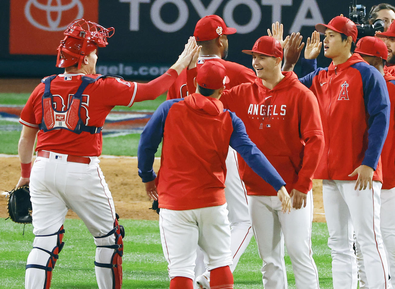 ドジャースに勝利し、チームメートを迎えるエンゼルス・大谷（右端）＝アナハイム（共同）