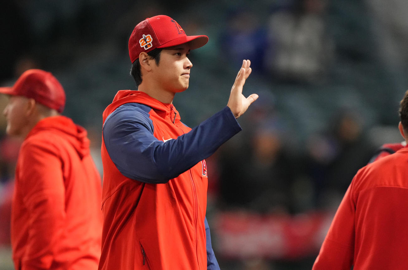 エンゼルス対ドジャース　ドジャースに勝利し、ファンに手を振って引き揚げる大谷（撮影・菅敏）