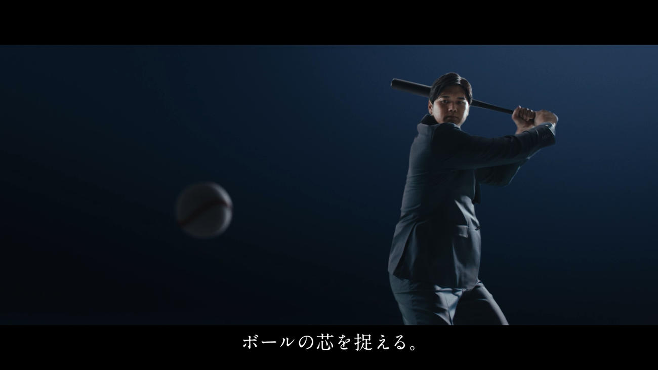 セイコーのCMに出演したエンゼルス大谷翔平。スーツ姿で打者としての自分と対戦する