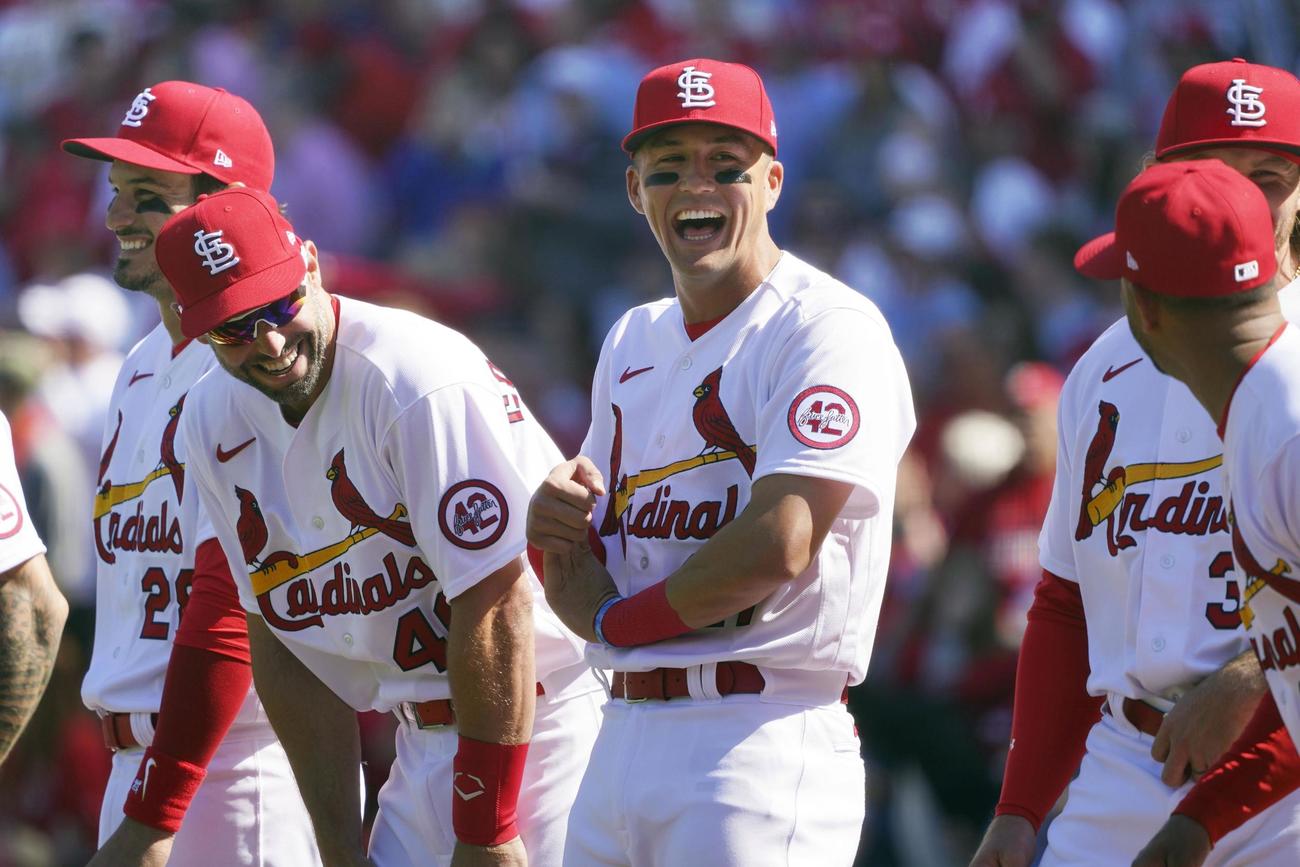 米大リーグ、ブルージェイズとの開幕戦前のセレモニーで笑顔を見せるカージナルスのラーズ・ヌートバー外野手（中央）＝30日、セントルイス（共同）