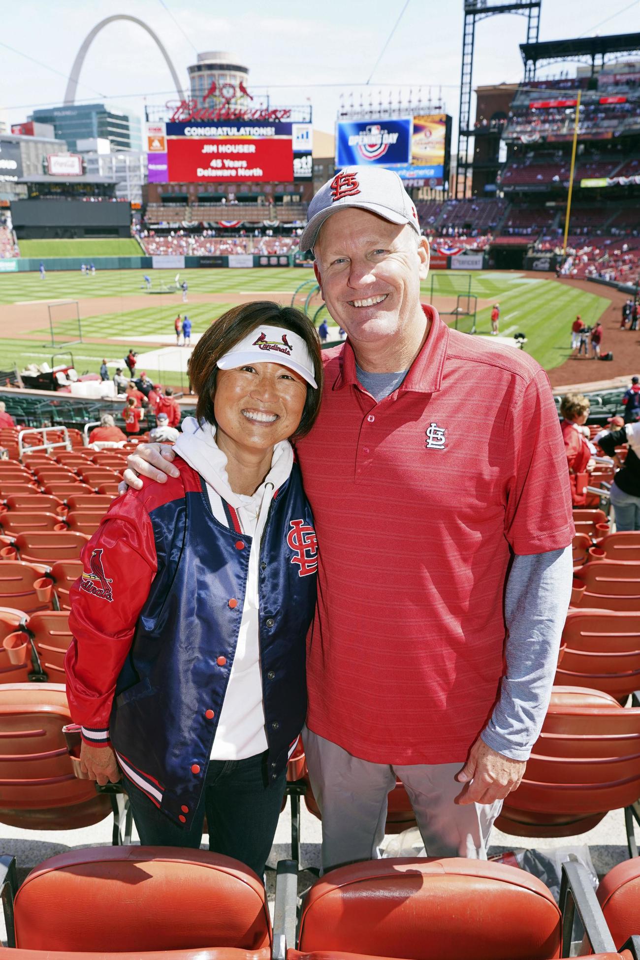 米大リーグ、カージナルスの開幕戦を観戦に訪れたラーズ・ヌートバー外野手の母親、久美子さん（左）と父親のチャーリーさん＝30日、セントルイス（共同）