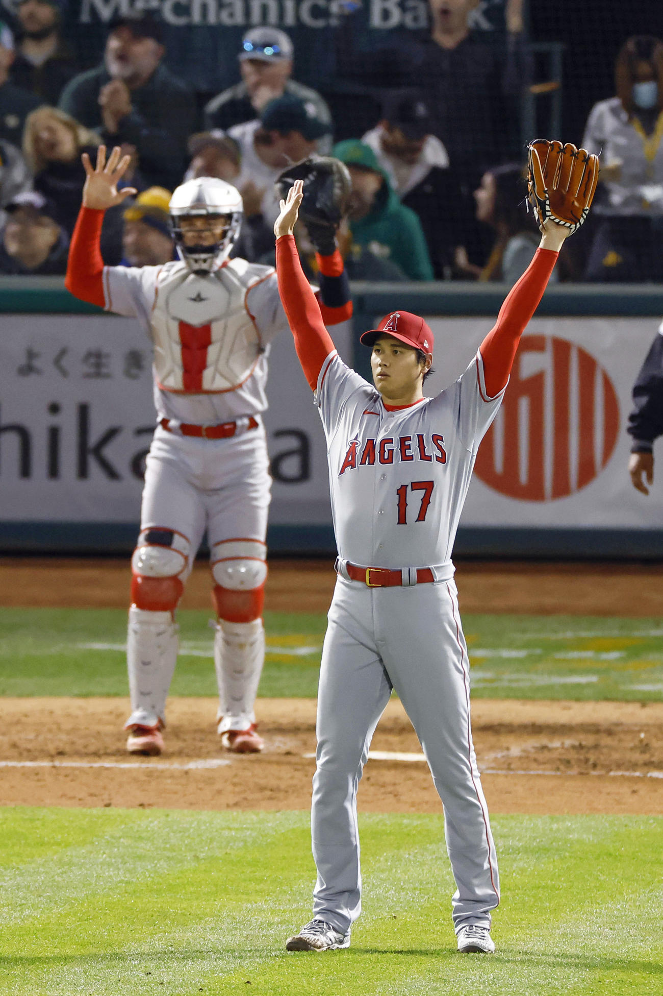アスレチックス戦の5回、ピーターソンの飛球を右翼手レンフローが捕球し、両手を上げるエンゼルス・大谷（17）＝オークランド（共同）