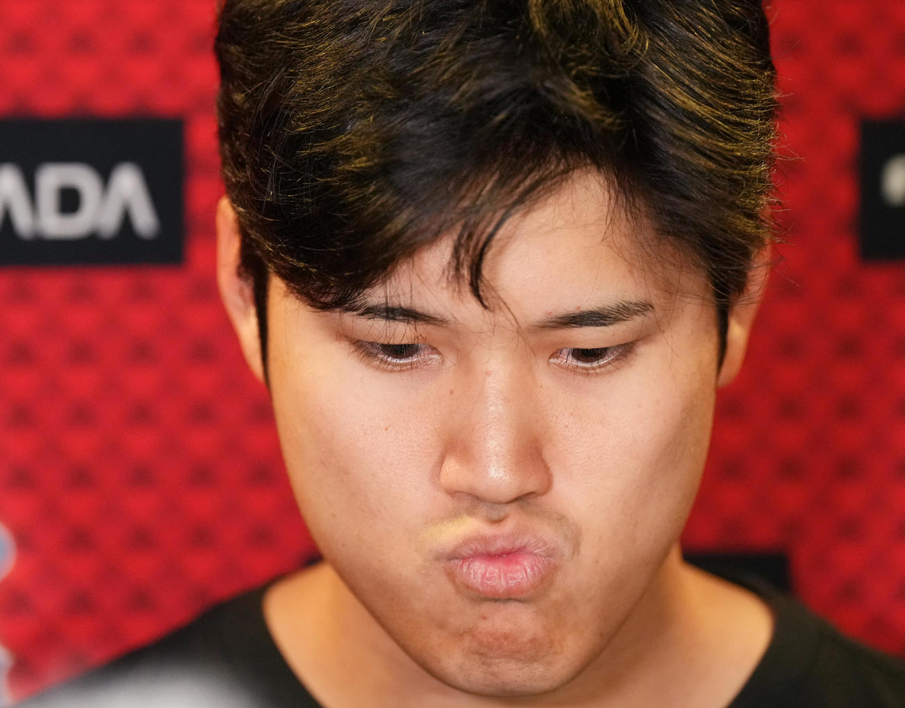 アスレチックス対エンゼルス　試合後、浮かない表情で記者の質問に答える大谷（撮影・菅敏）