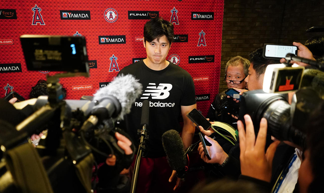 アスレチックス対エンゼルス　試合後、浮かない表情で記者の質問に答える大谷（撮影・菅敏）