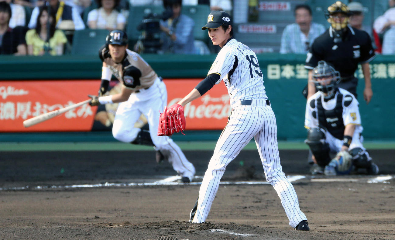 阪神対日本ハム　6回表日本ハム2死、大谷に右中間二塁打を浴びる藤浪（2013年5月26日撮影）