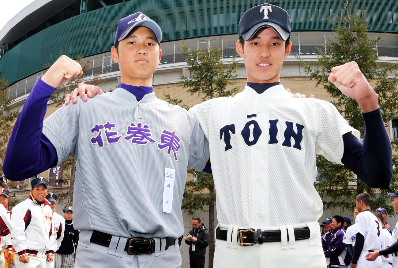 12年、センバツ高校野球開会式リハーサルで記念撮影する、花巻東・大谷翔平（左）と大阪桐蔭・藤浪晋太郎