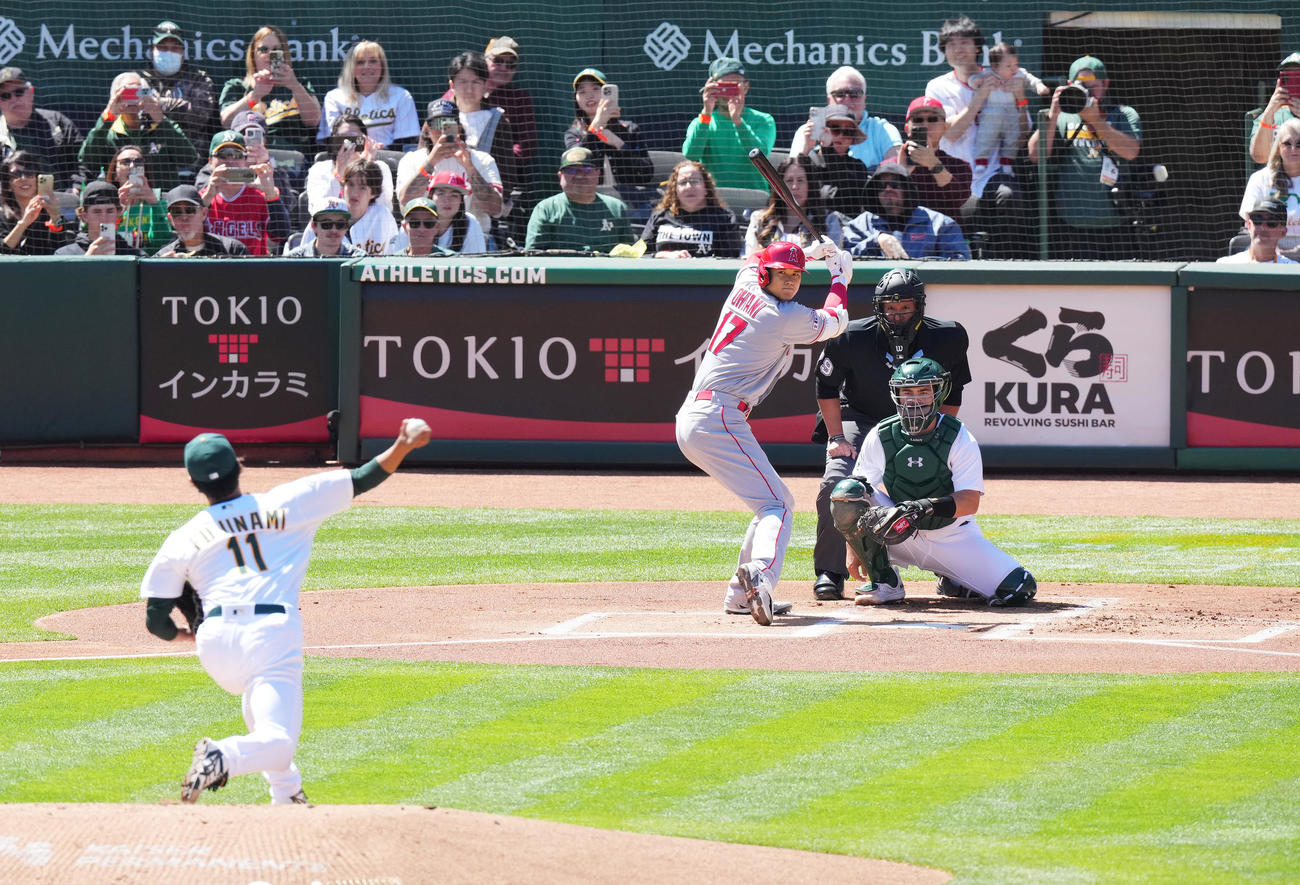 アスレチックス対エンゼルス　1回表エンゼルス2死、藤浪（手前）と対戦する大谷（撮影・菅敏）