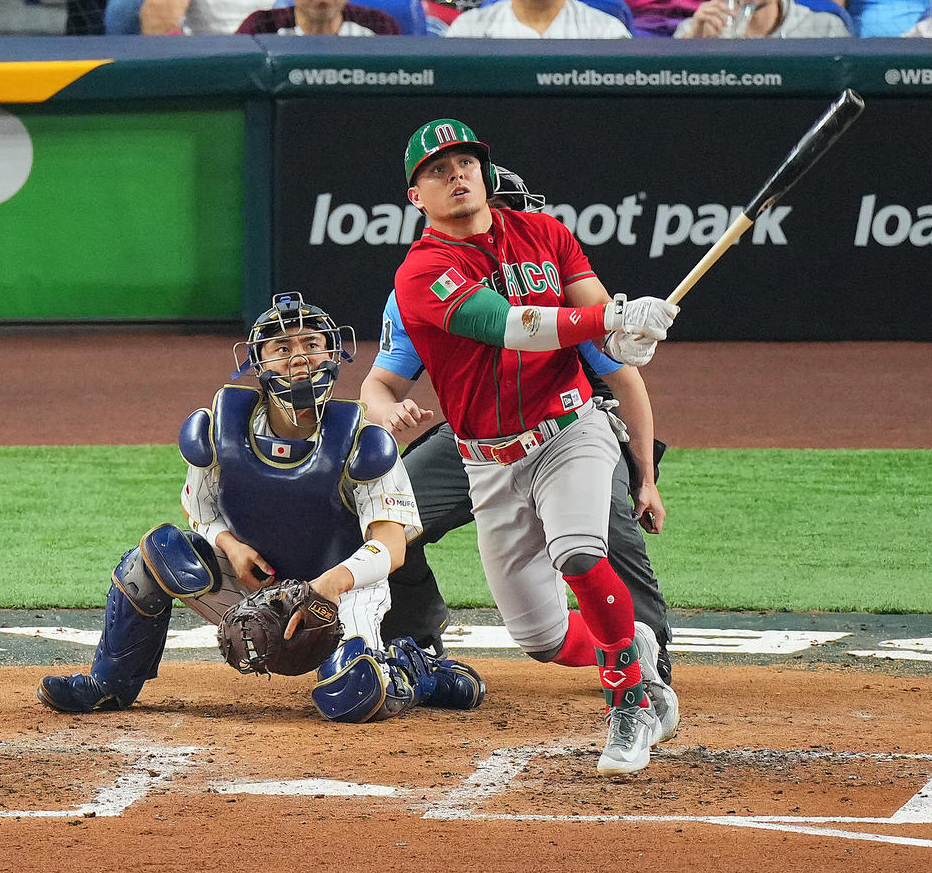 WBC　準決勝　日本対メキシコ　4回表メキシコ2死一、二塁、投手佐々木朗希から先制の3点本塁打を放つルイス・ウリアス（2023年3月19日撮影）