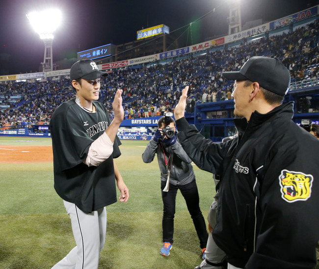 17年4月13日のDeNA対阪神　シーズン初勝利を飾った藤浪晋太郎（左）は金本知憲監督とハイタッチ（撮影・加藤哉）
