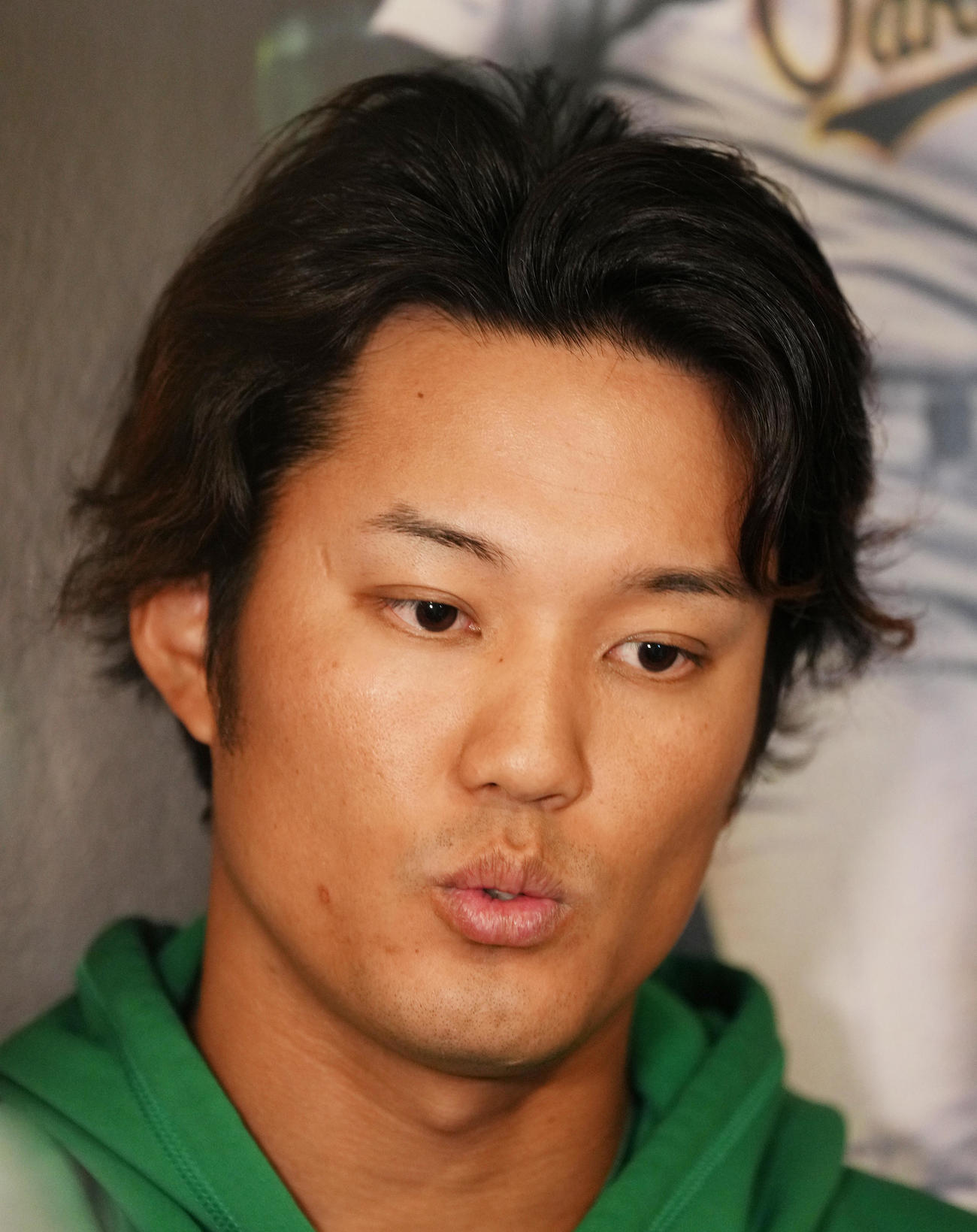 デビュー戦で黒星を喫し、浮かない表情で記者の質問に答えるアスレチックス藤浪（撮影・菅敏）