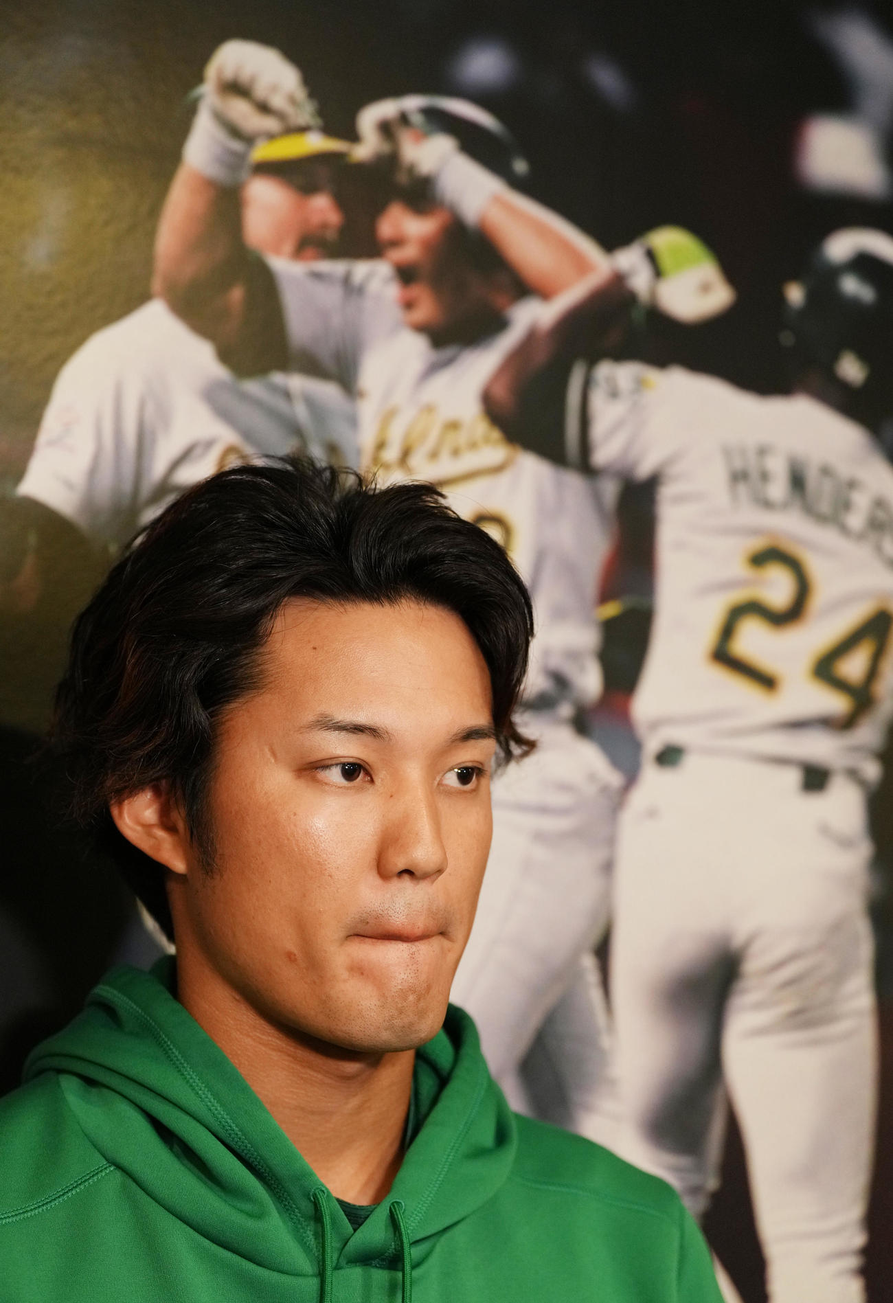 デビュー戦で黒星を喫し、浮かない表情で記者の質問に答えるアスレチックス藤浪（撮影・菅敏）
