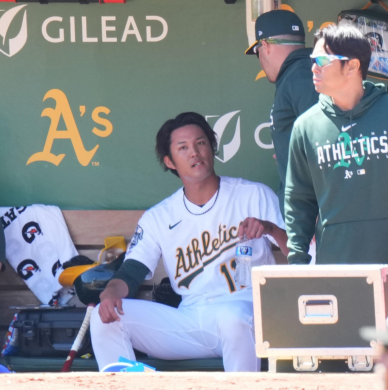 アスレチックス対エンゼルス　3回途中5安打8失点で降板し、ベンチでうなだれるアスレチックス藤浪（撮影・菅敏）