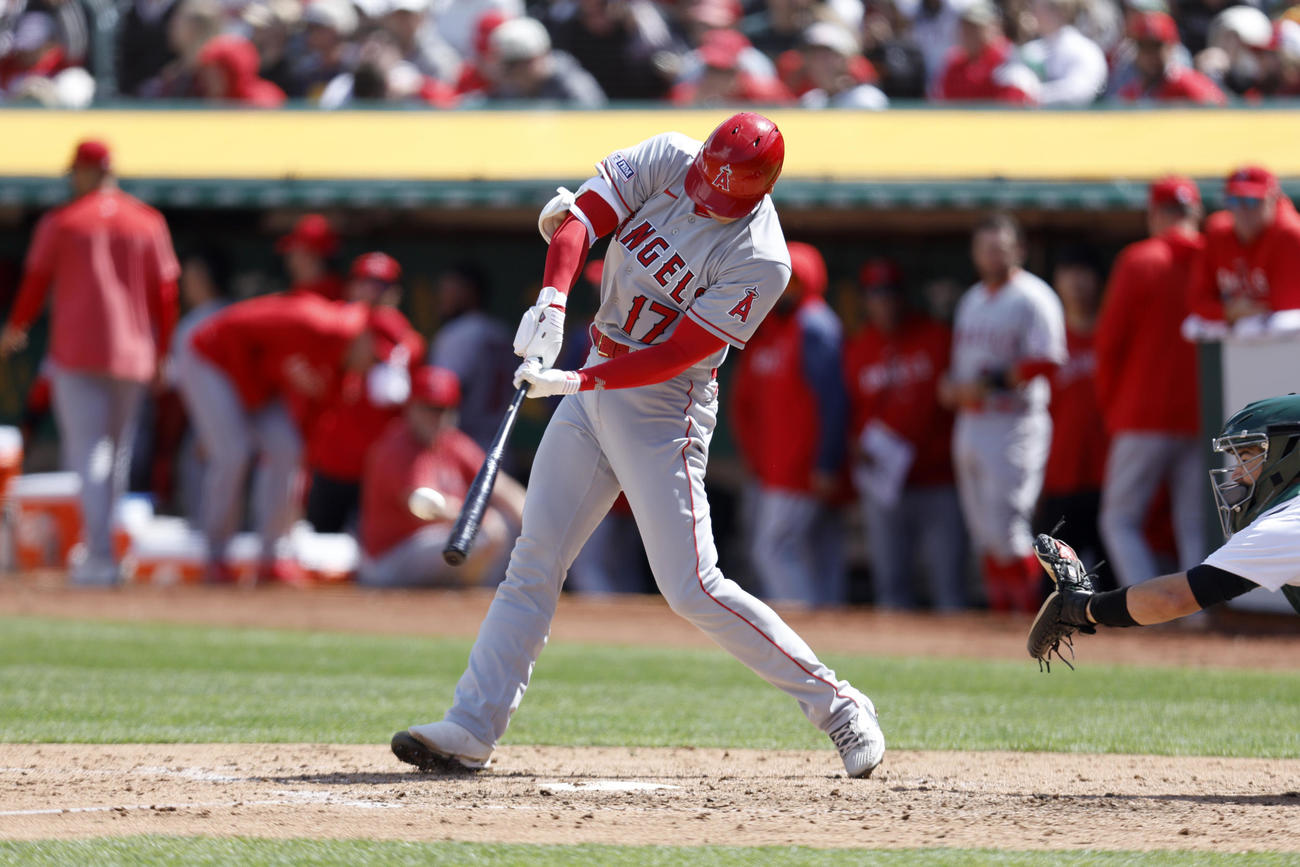 5回、今季1号ソロを放つ大谷（AP）
