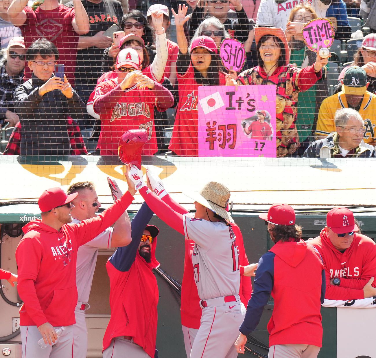 アスレチックス対エンゼルス　5回表エンゼルス無死、右中間に今季1号本塁打を放った大谷（中央）は、麦わら帽をかぶせられ、トラウト（左から2人目）とタッチする（撮影・菅敏）