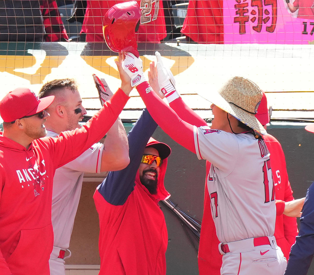 アスレチックス対エンゼルス　5回表エンゼルス無死、右中間に今季1号本塁打を放った大谷は、麦わら帽をかぶせられ、トラウト（左から2人目）とタッチする（撮影・菅敏）