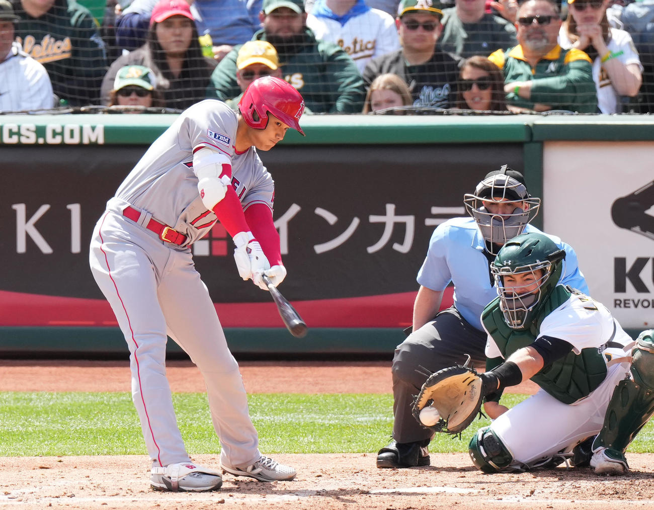 アスレチックス対エンゼルス　1回表エンゼルス2死一、三塁、空振りの三振に倒れる大谷（撮影・菅敏）
