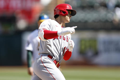 5回、1号ソロを放った大谷(AP)
