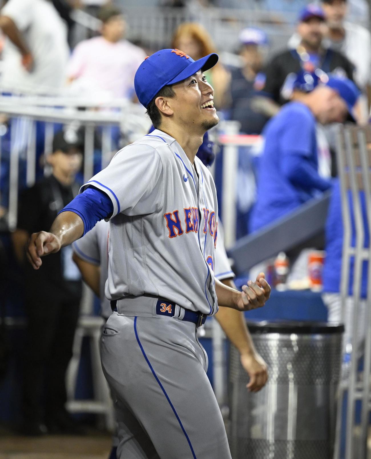 マーリンズ戦でメジャー初登板して好投、6回途中で降板してベンチで笑顔を見せるメッツ千賀滉大（共同）