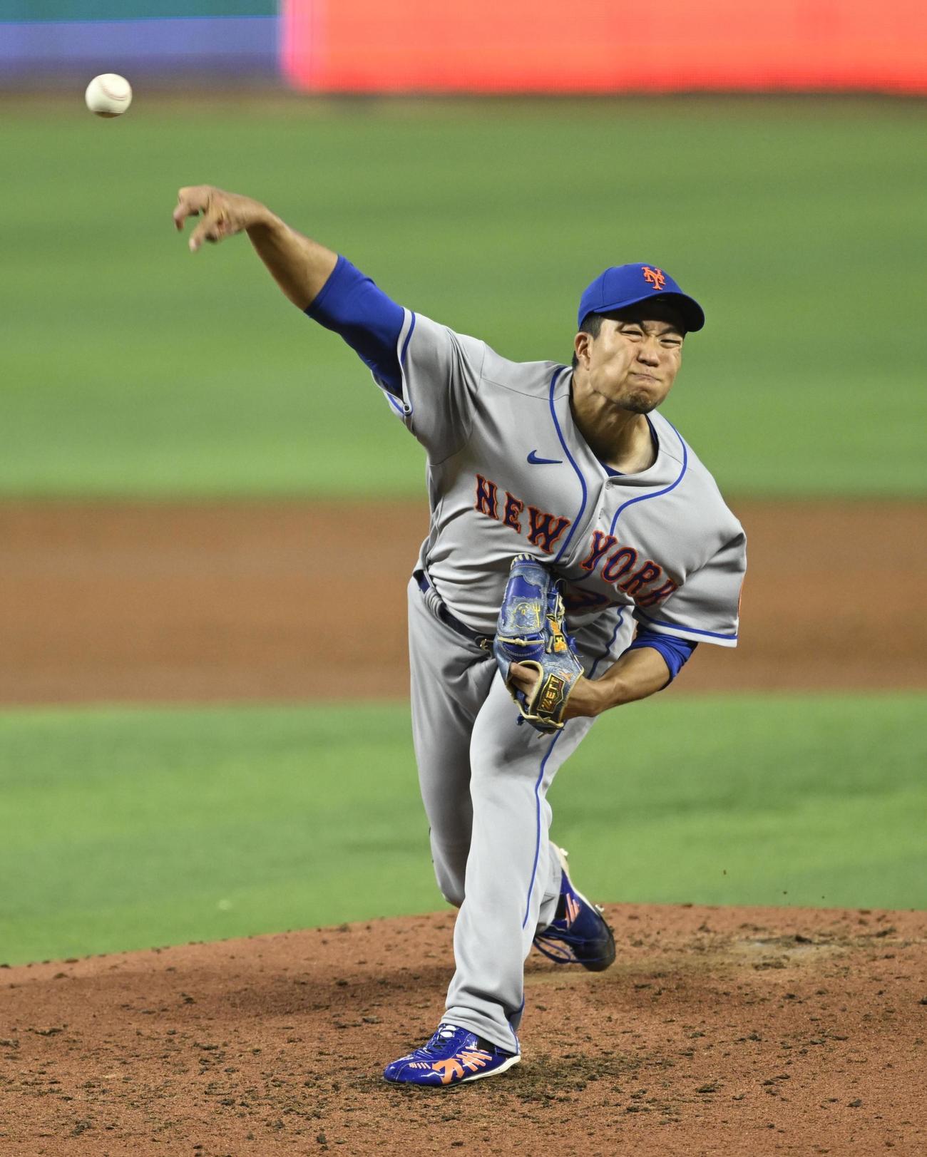 マーリンズ戦に先発でメジャー初登板し、5回 1／3 を3安打1失点で勝利投手となった千賀滉大（共同）