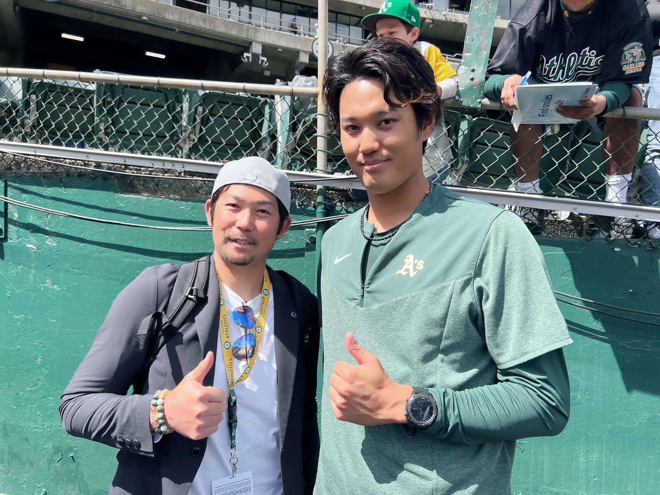 日刊スポーツ評論家の岩田稔氏（左）は大阪桐蔭、阪神の後輩でもあるアスレチックス藤浪（右）を追い、開幕カードエンゼルス戦を現地観戦（本人提供写真）