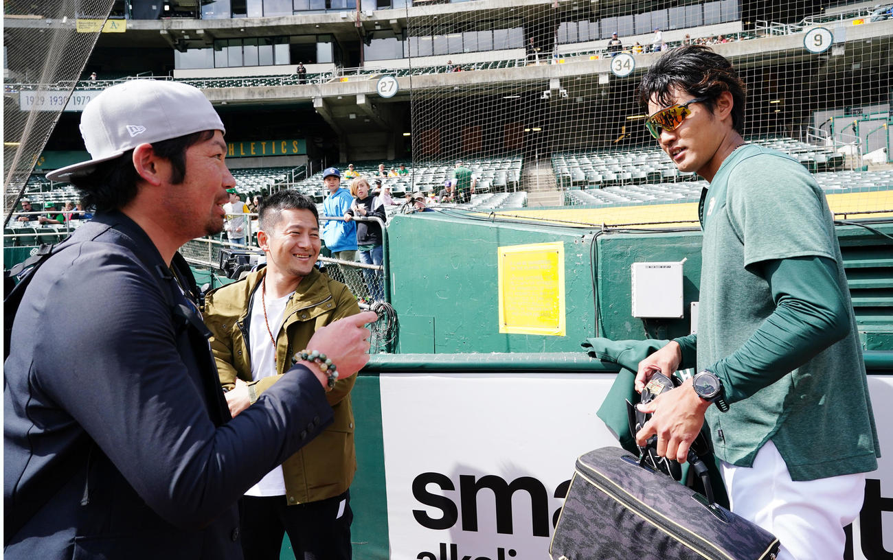 アスレチックス対エンゼルス　試合前、岩田稔氏（左）と談笑する藤浪（撮影・菅敏）