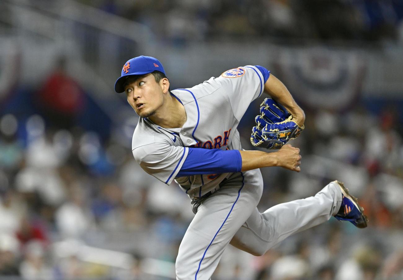 マーリンズ戦に先発でメジャー初登板し、5回 1／3 を3安打1失点で初勝利を挙げたメッツ・千賀滉大（共同）