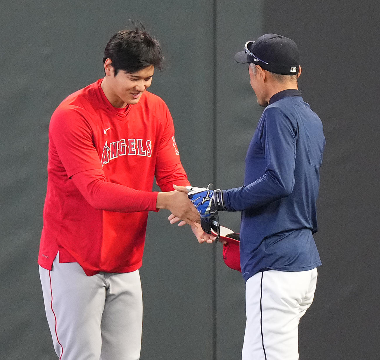 マリナーズ対エンゼルス　試合前、イチロー氏（右）に握手であいさつするエンゼルス大谷（撮影・菅敏）