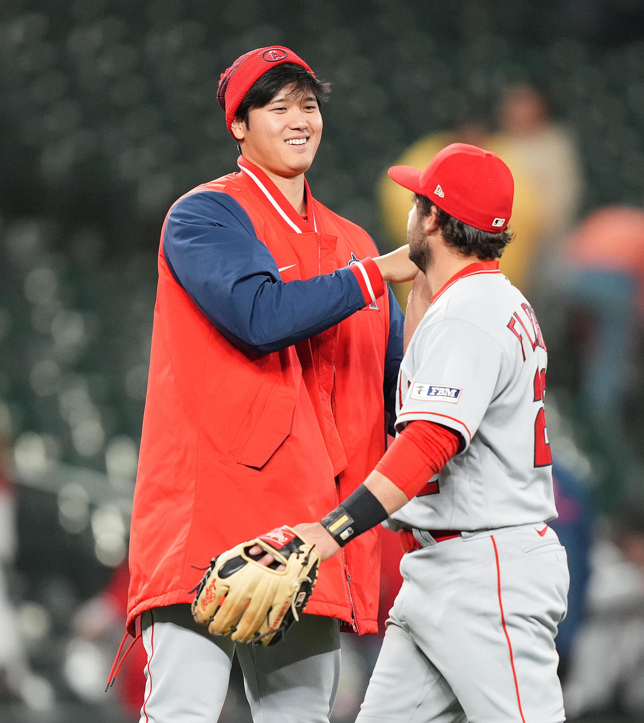 マリナーズ対エンゼルス　マリナーズに勝利し、フレッチャー（右）とタッチをする大谷（撮影・菅敏）