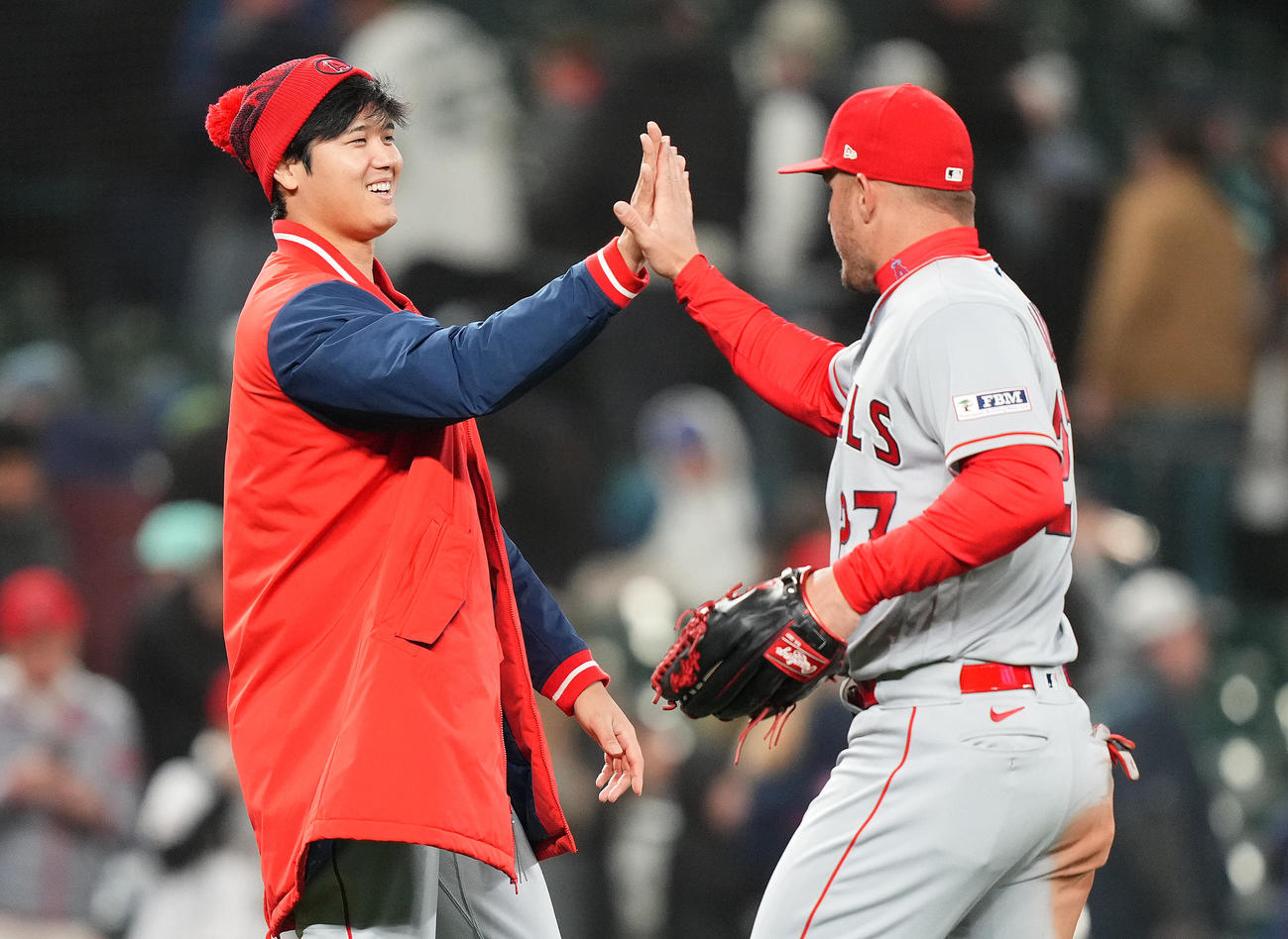 マリナーズ対エンゼルス　マリナーズに勝利し、トラウト（右）とタッチをする大谷（撮影・菅敏）