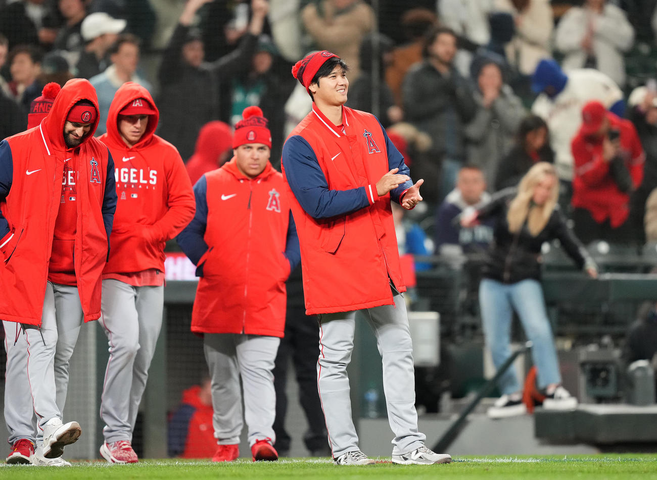 マリナーズ対エンゼルス　マリナーズに勝利し、笑顔でナインを迎える大谷（右端）（撮影・菅敏）