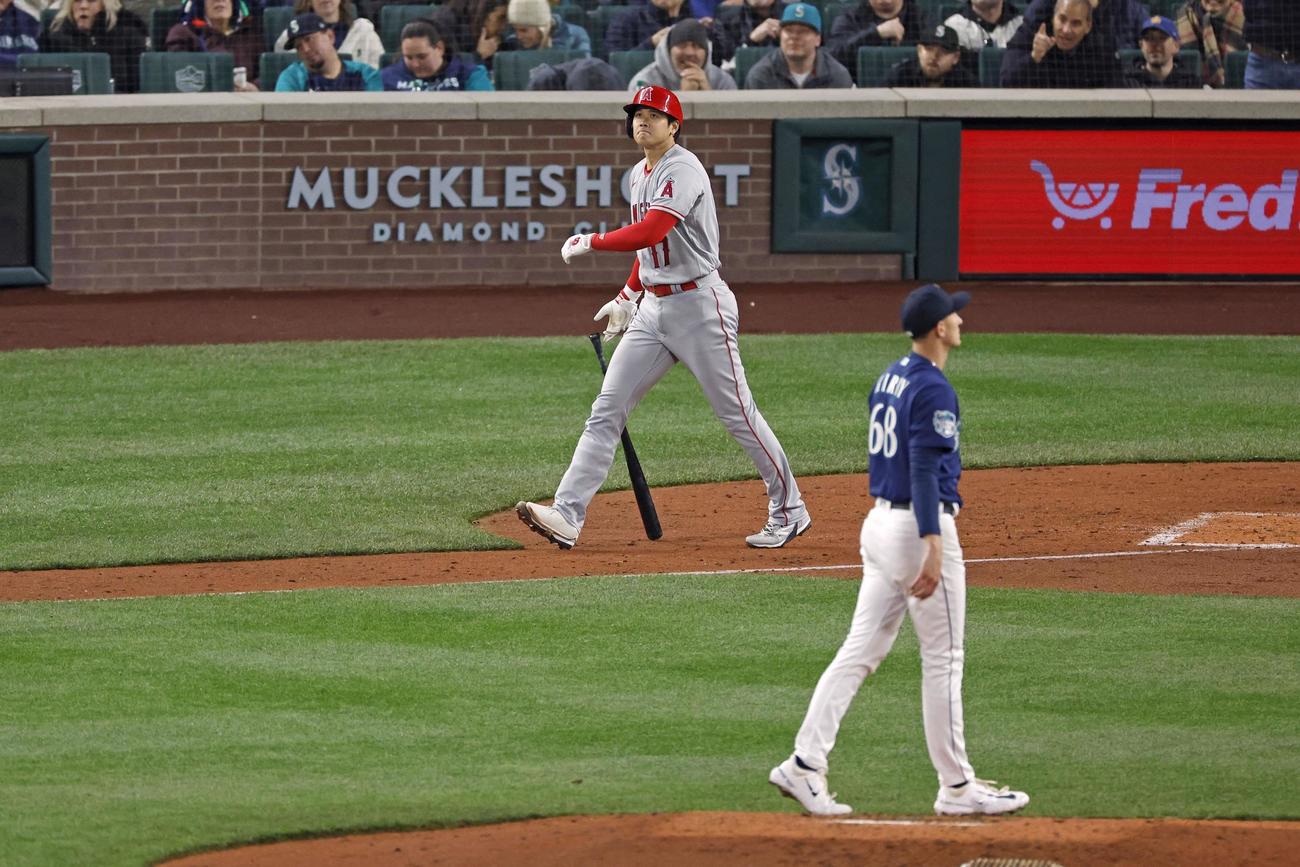 マリナーズ戦の5回、2号2ランを放ち一塁へ向かうエンゼルス・大谷。手前は投手カービー＝シアトル（共同）