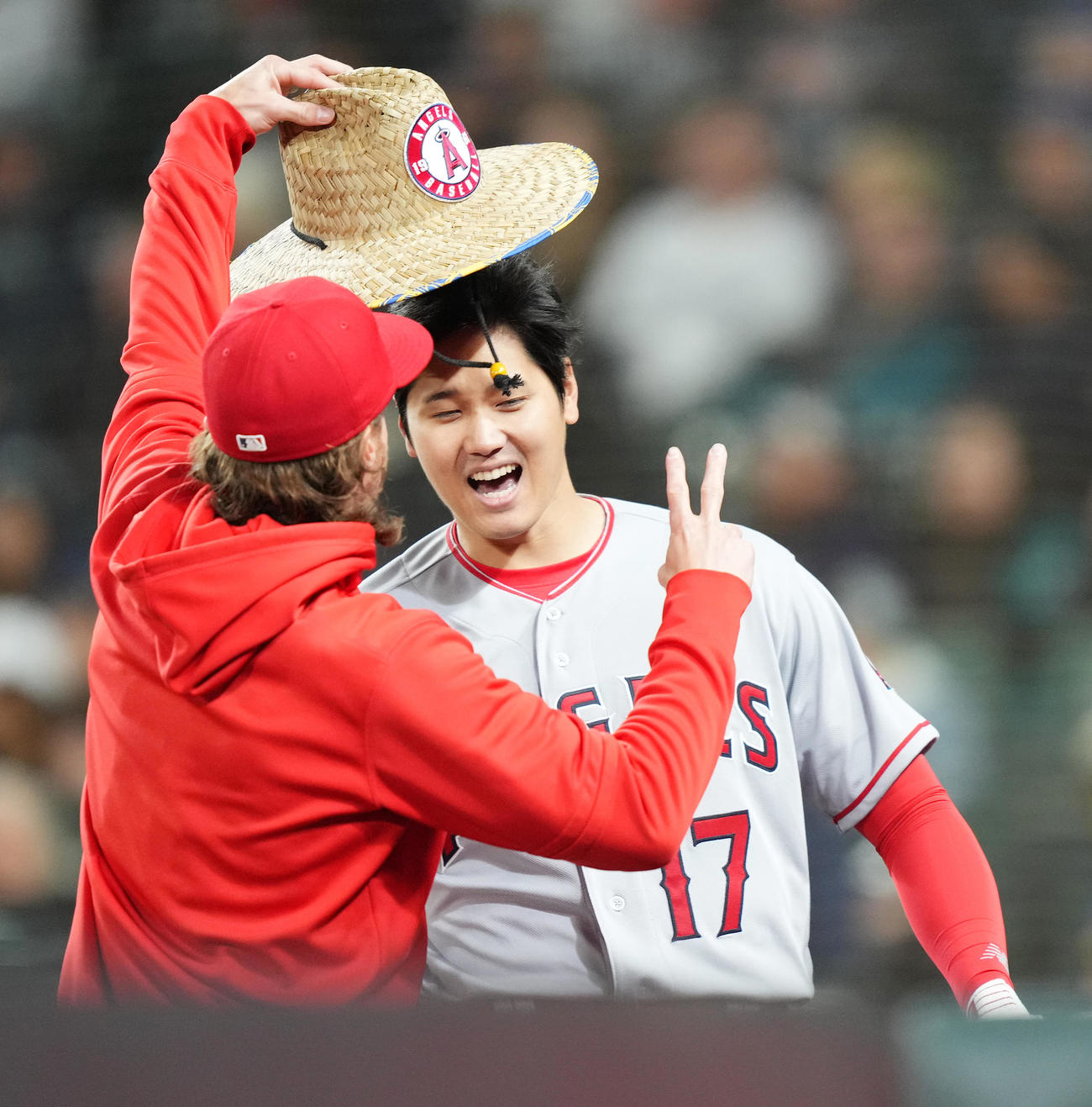 マリナーズ対エンゼルス　5回表エンゼルス無死一塁、中越えに勝ち越しの2点本塁打を放ち、麦わら帽をかぶせられる大谷（撮影・菅敏）