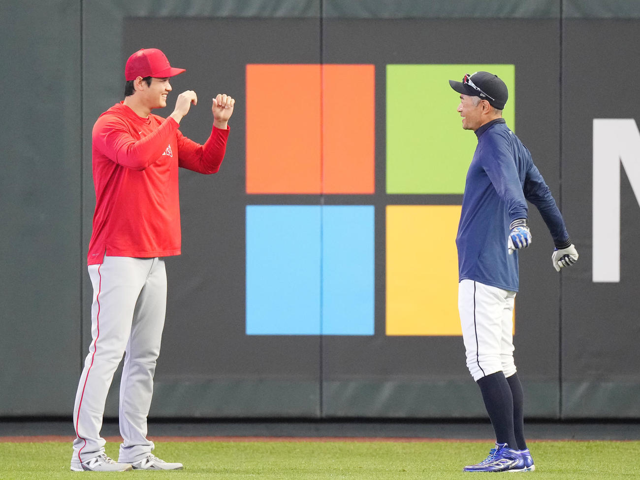 マリナーズ対エンゼルス　試合前、イチロー氏（右）にあいさつするエンゼルス大谷（撮影・菅敏）