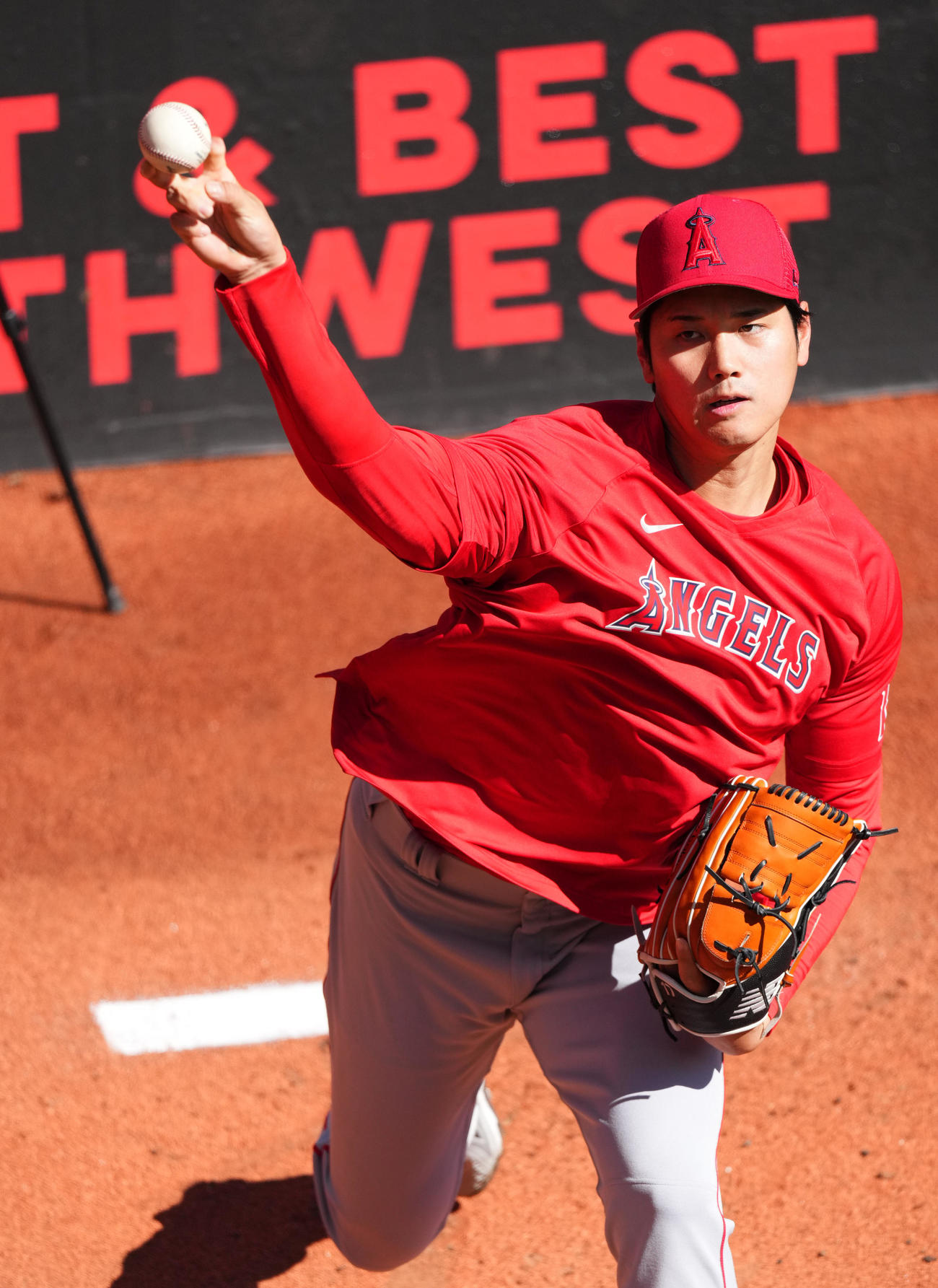 マリナーズ対エンゼルス　試合前、ブルペンで投球練習をするエンゼルス大谷（撮影・菅敏）
