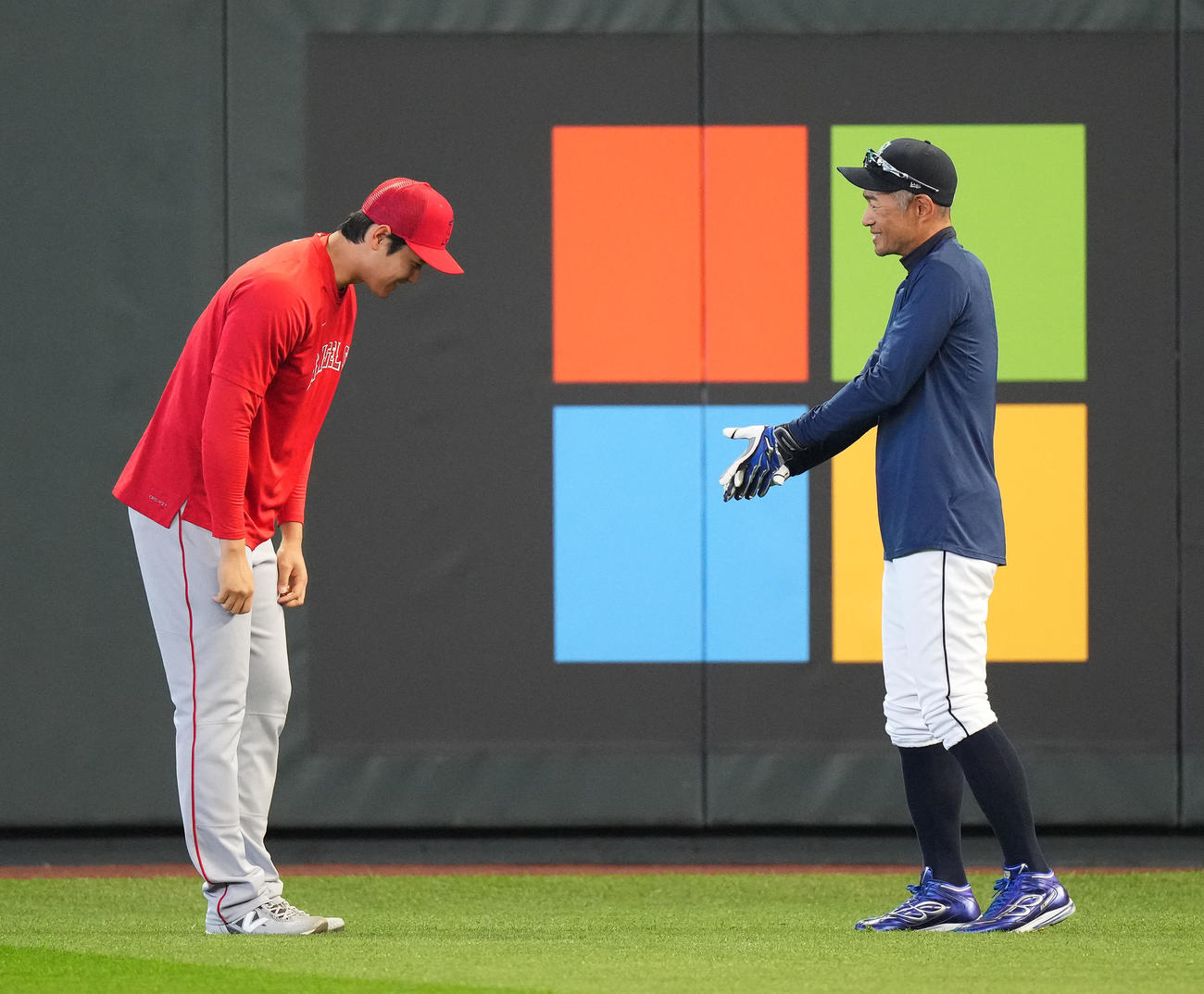 マリナーズ対エンゼルス　試合前、イチロー氏（右）にあいさつするエンゼルス大谷（撮影・菅敏）