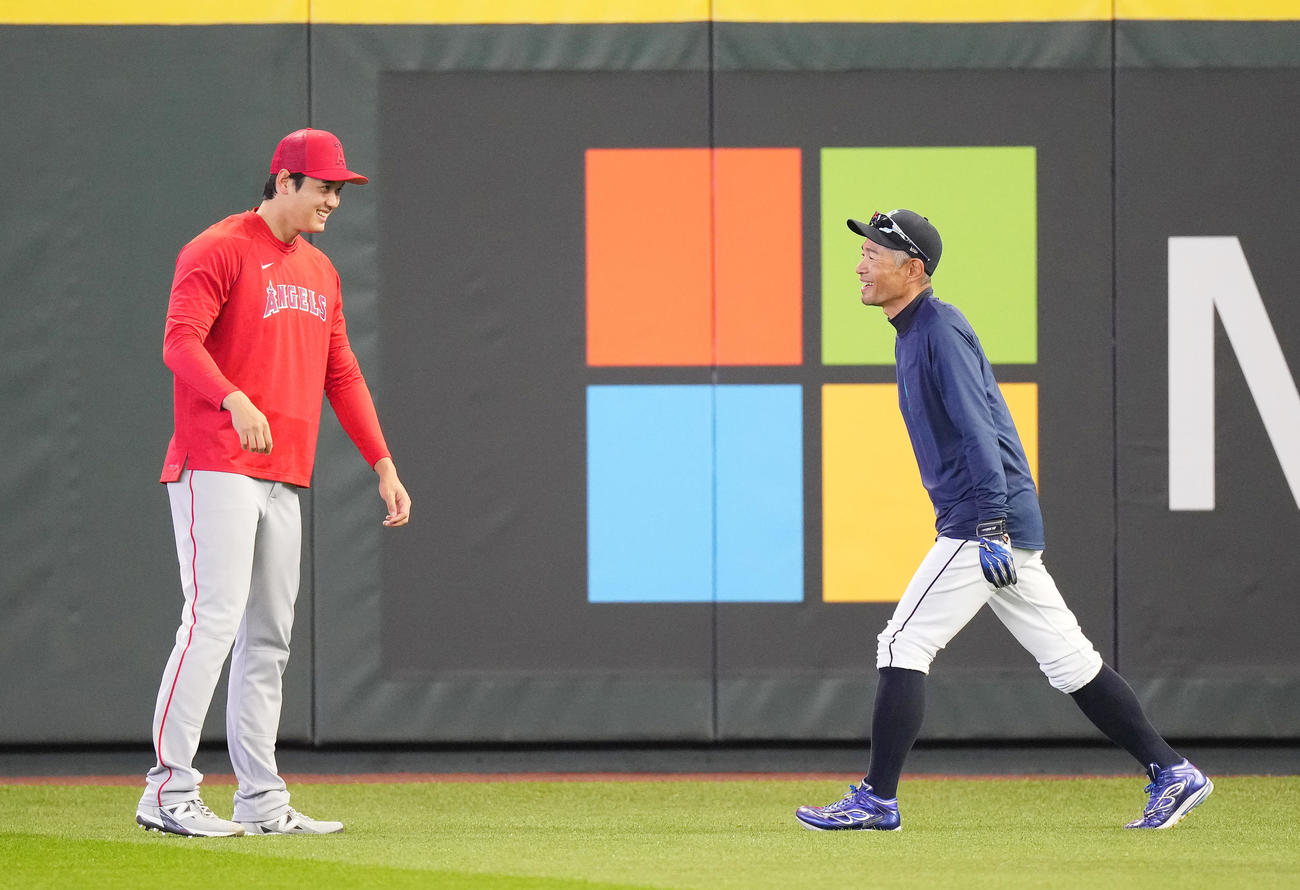 マリナーズ対エンゼルス　試合前、イチロー氏（右）にあいさつするエンゼルス大谷（撮影・菅敏）