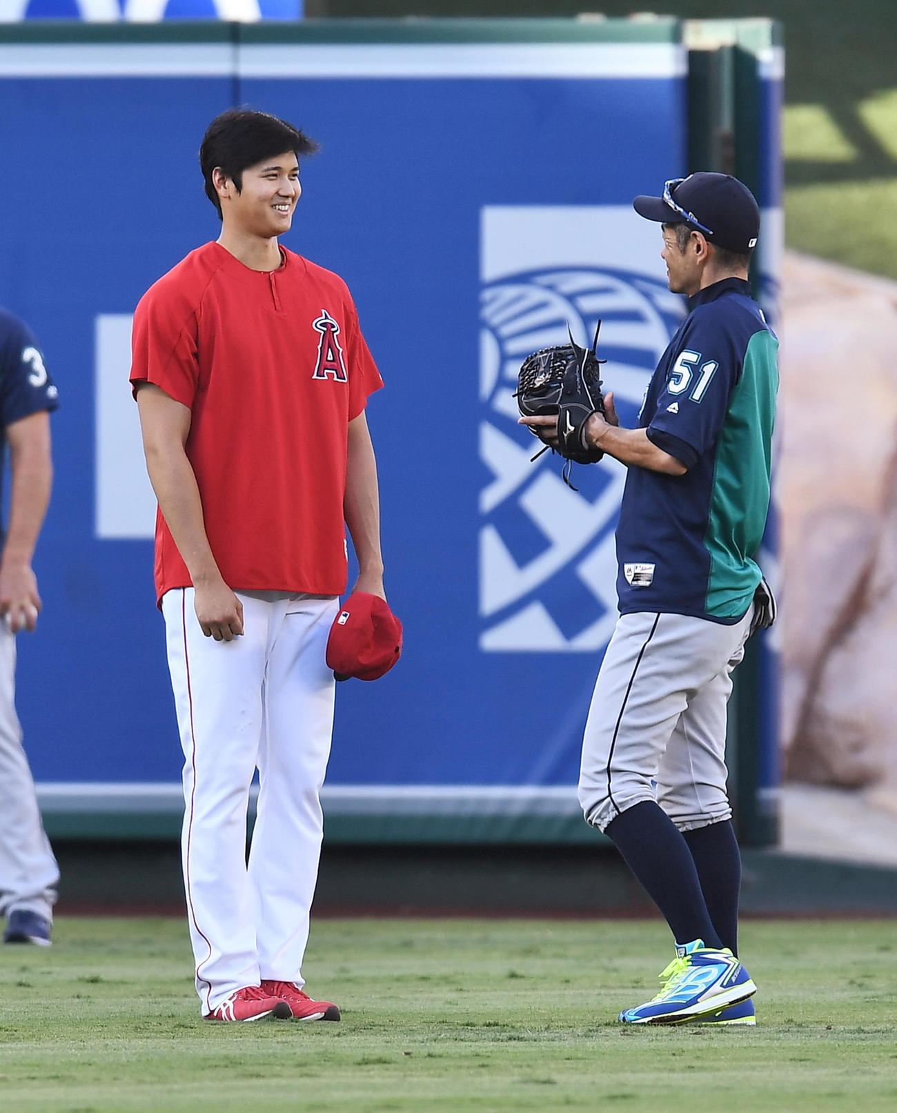 エンゼルス対マリナーズ　試合前、マリナーズのイチロー（右）にあいさつするエンゼルス大谷（2018年9月13日撮影）