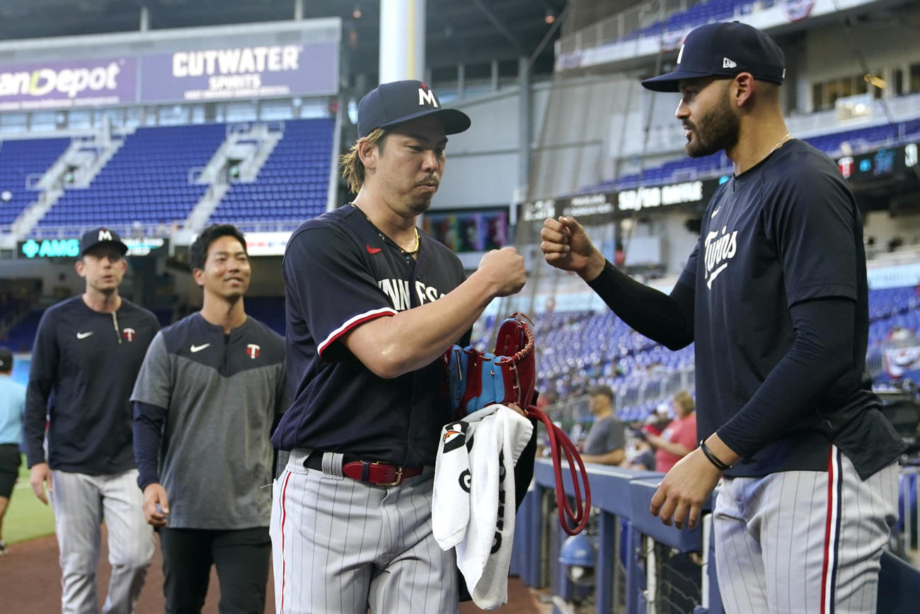 マーリンス戦の開始前、ツインズ前田健太はロペスとグータッチ(AP)