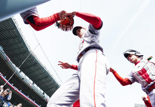 マリナーズ対エンゼルス　試合開始直前、ブルペンでのアップを終えてベンチに戻るエンゼルス大谷（撮影・菅敏）