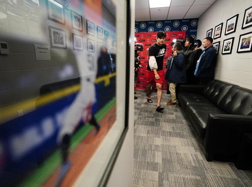 今季初勝利を挙げたエンゼルス大谷は、会見を終えイチロー氏の写真パネルを横目に引き揚げる（撮影・菅敏）