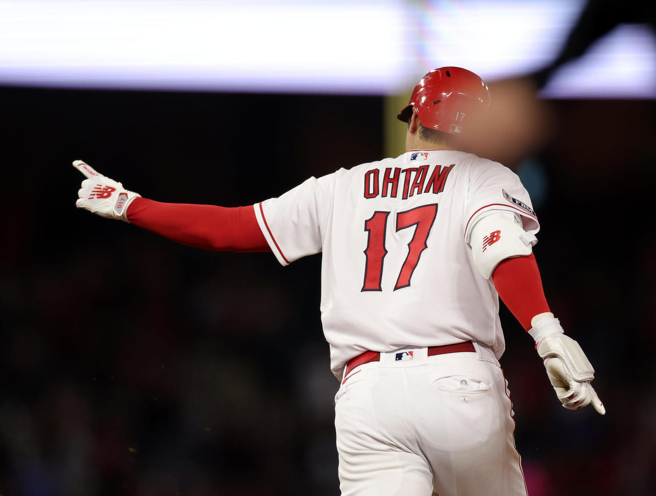 エンゼルス対ホワイトソックス　7回裏エンゼルス1死、左中間へ本塁打を放ち、ベンチを指さしダイヤモンドをまわる大谷（撮影・前田充）