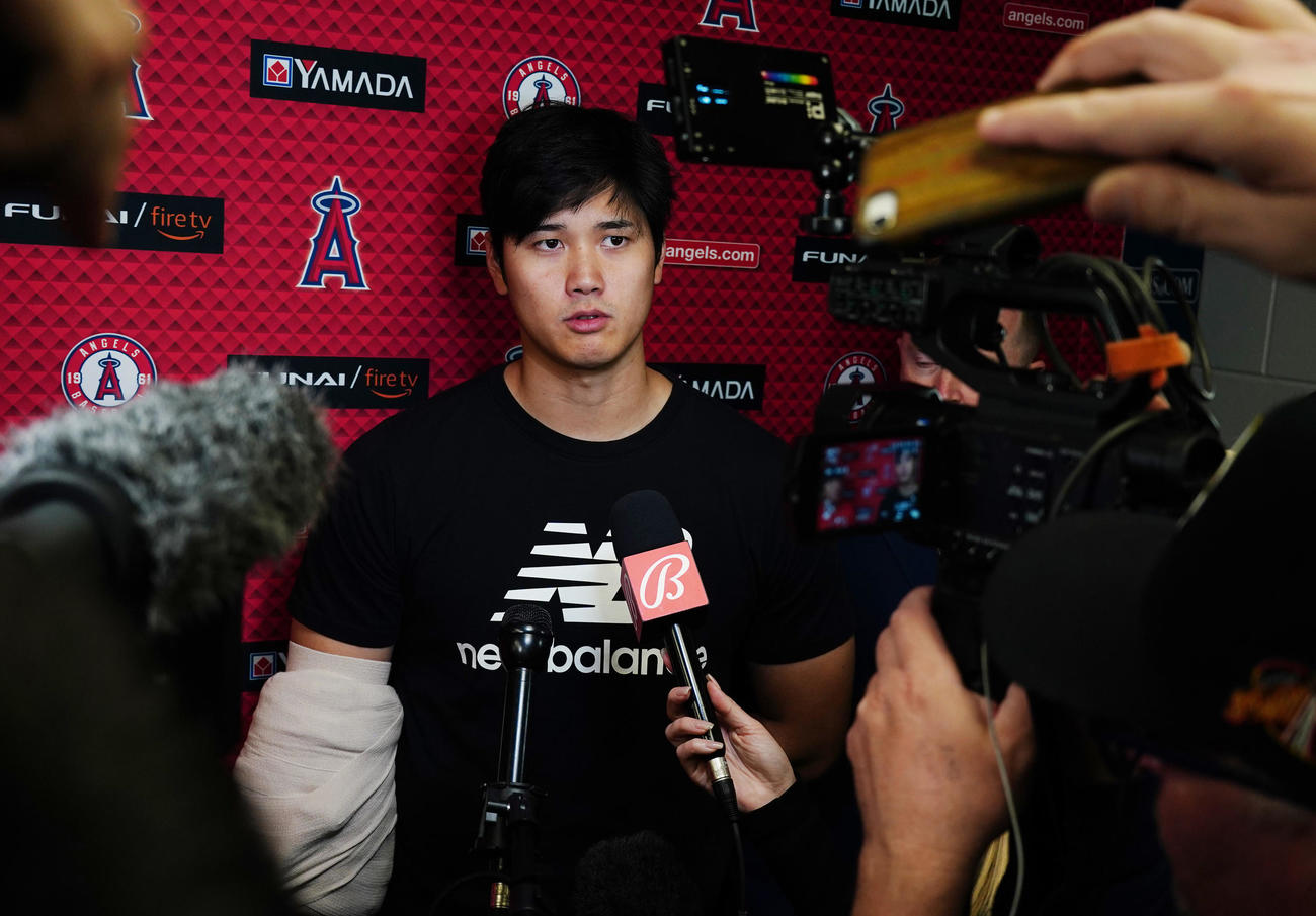 23年4月5日、今季初勝利を挙げ、会見で記者の質問に答えるエンゼルス大谷翔平