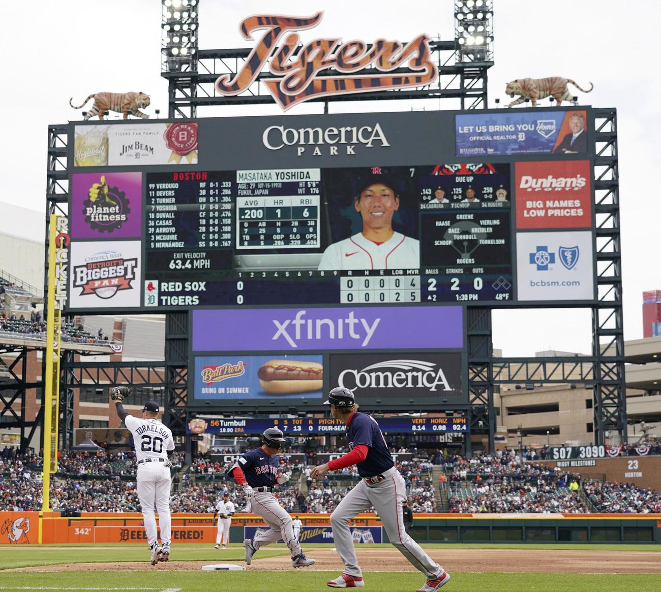 タイガース戦の2回、投前内野安打を放ち、一塁に駆け込む吉田正尚（共同）