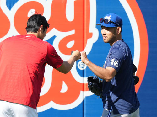 エンゼルス対ブルージェイズ　試合前、ブルージェイズ菊池（右）にタッチであいさつするエンゼルス大谷（撮影・菅敏）
