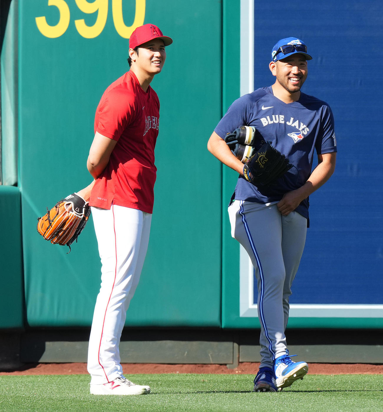 エンゼルス対ブルージェイズ　試合前、ブルージェイズ菊池（右）と談笑するエンゼルス大谷（撮影・菅敏）