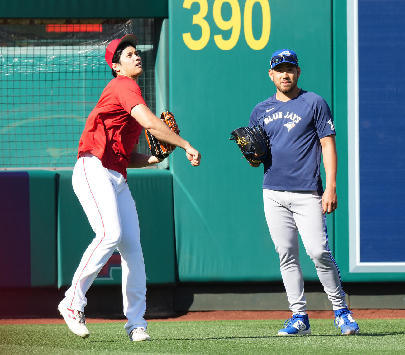 エンゼルス対ブルージェイズ　試合前、ブルージェイズ菊池（右）と話すエンゼルス大谷（撮影・菅敏）