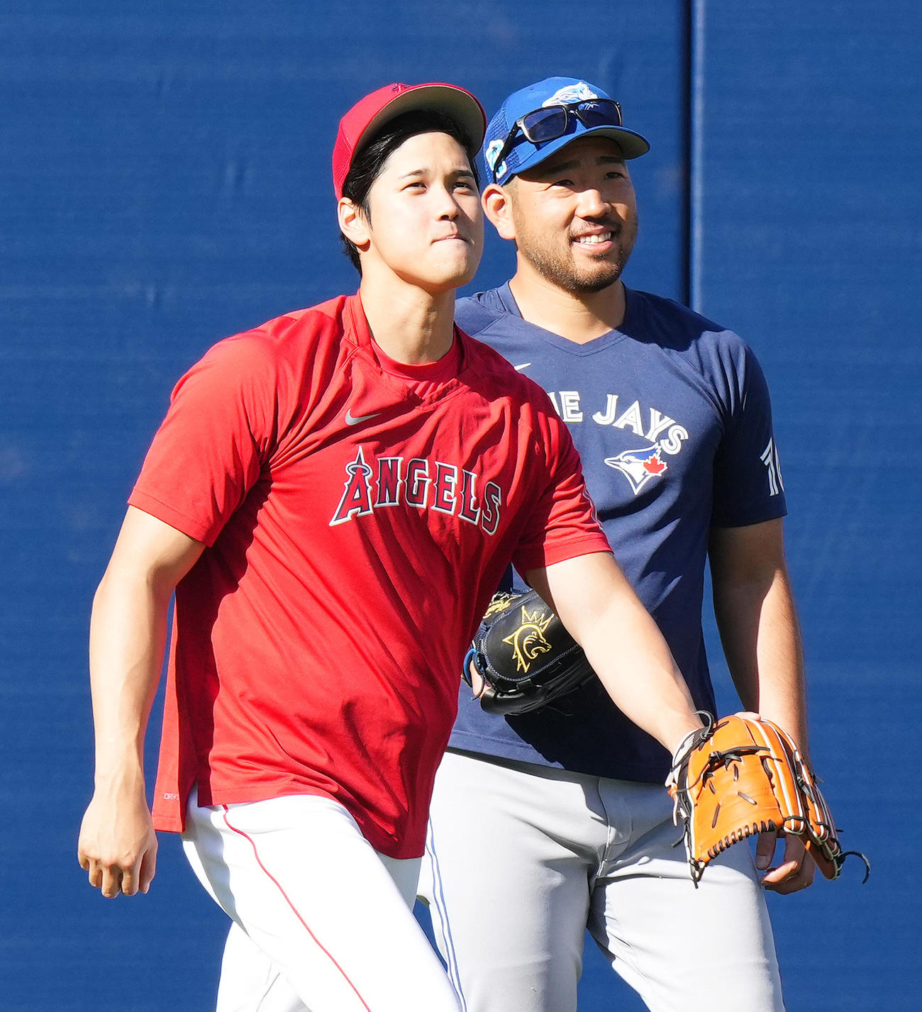 エンゼルス対ブルージェイズ　試合前、ブルージェイズ菊池（右）と話すエンゼルス大谷（撮影・菅敏）