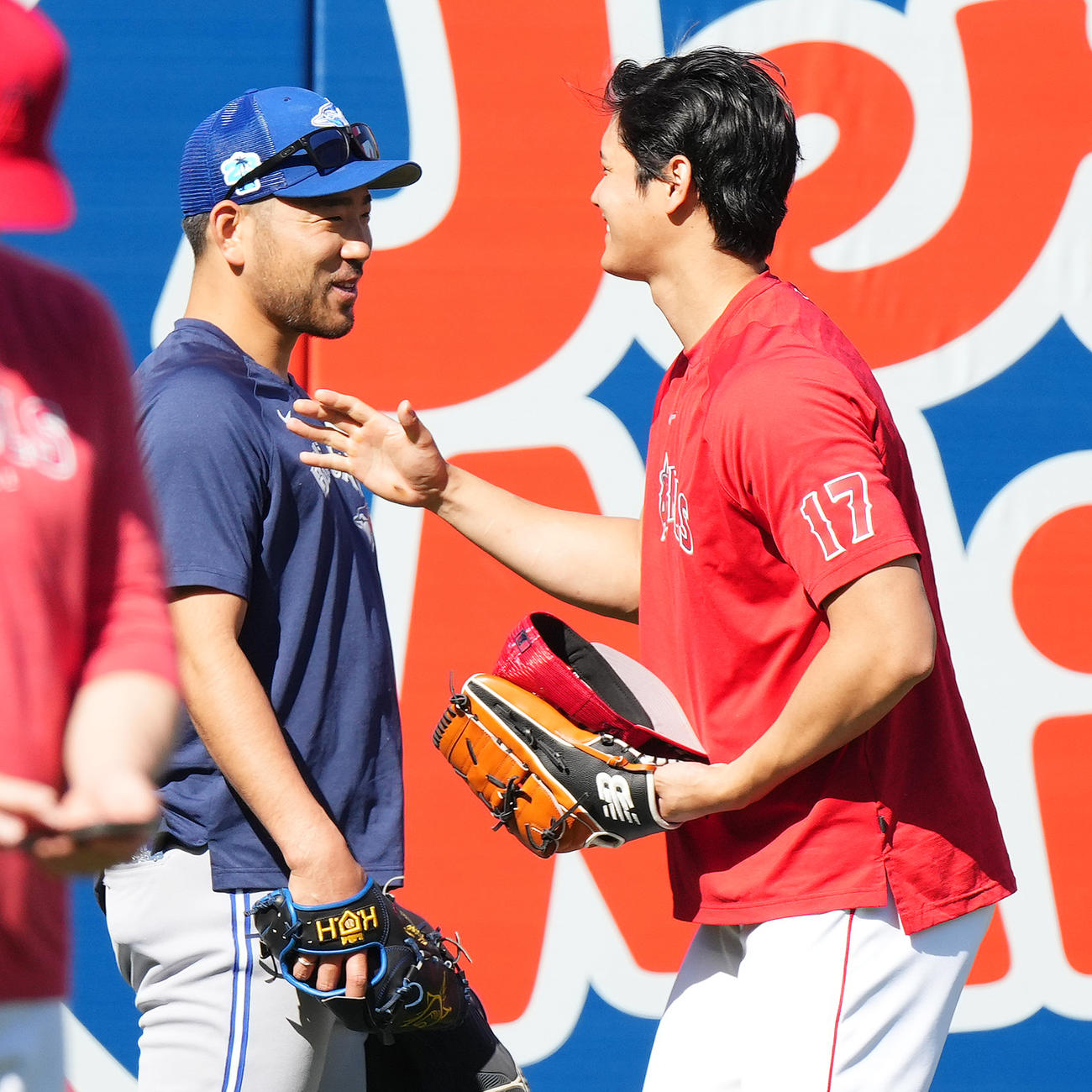 エンゼルス対ブルージェイズ　試合前、ブルージェイズ菊池（左）に笑顔であいさつするエンゼルス大谷（撮影・菅敏）